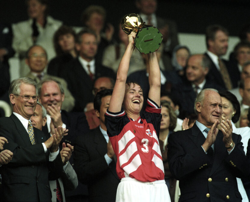 18. juni 1995 vant Norge VM i fotball – for kvinner. Fifa-toppene nektet å gå ut på banen med trofeet, fordi det regnet. Derfor måtte Gro Espeseth gå alene opp på tribunen – det var ikke plass til hele laget – og ta med pokalen ned til lagkameratene. Foto: Calle Törnström/Scanpix.)