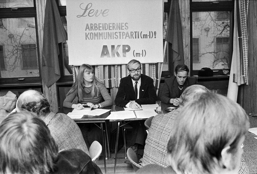 Stiftelsesmøtet for AKP, 18. februar 1973. Fra venstre: Synne Holan fra Tromsø, partiformann Sigurd Allern og medlem av sentralkomitéen, Kjell Pettersen fra Sauda. (Arkivfoto: Arbeiderbladet.)