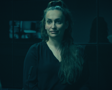Amira Smajic, semere Mia Sørensen, under innspilling av Den sorte svane. (Foto: NRK.) Bilder hentet fra Brennpunkt-dokumentaren Den sorte svane.)