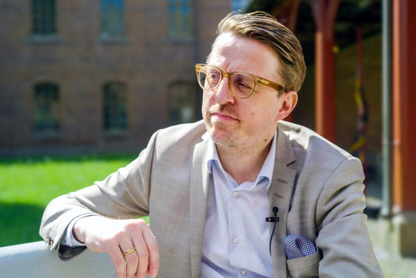 Billedkunstner Sverre Bjertnæs i tv-serien «Et kunstnerliv» på NRK. (Skjermbilde.)