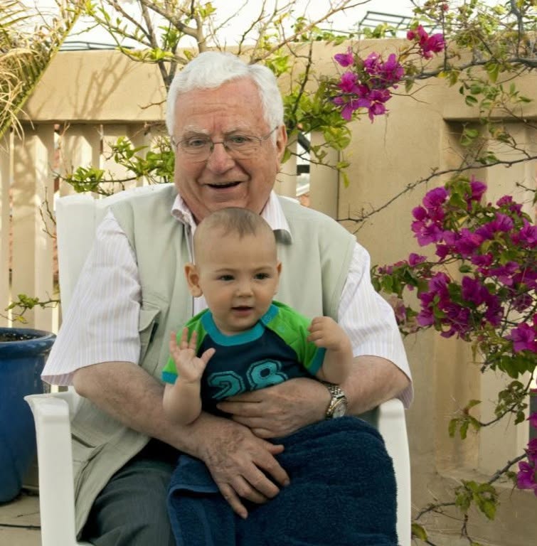 Faren til Roger Hercz overlevde Auschwitz. Her med Hercz’ sønn på fanget. (Foto: Privat.)
