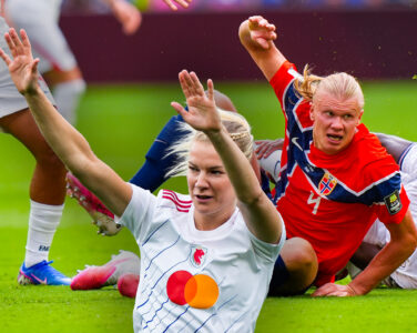 Norges to beste fotballspillere, Erling Braut Haaland og Ada Hegerberg, tiltrekker seg veldig ulik mengde seere. Grunnen er enten åpenbar eller kvinnefiendtlig, avhengig av hvem du spør.