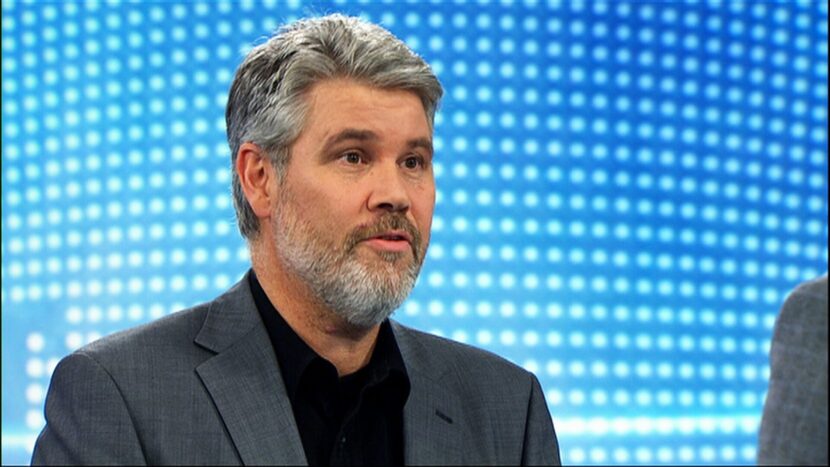 Historiker ved UIO og HL-senteret, Terje Emberland, på besøk hos NRK. (Skjermbilde.)