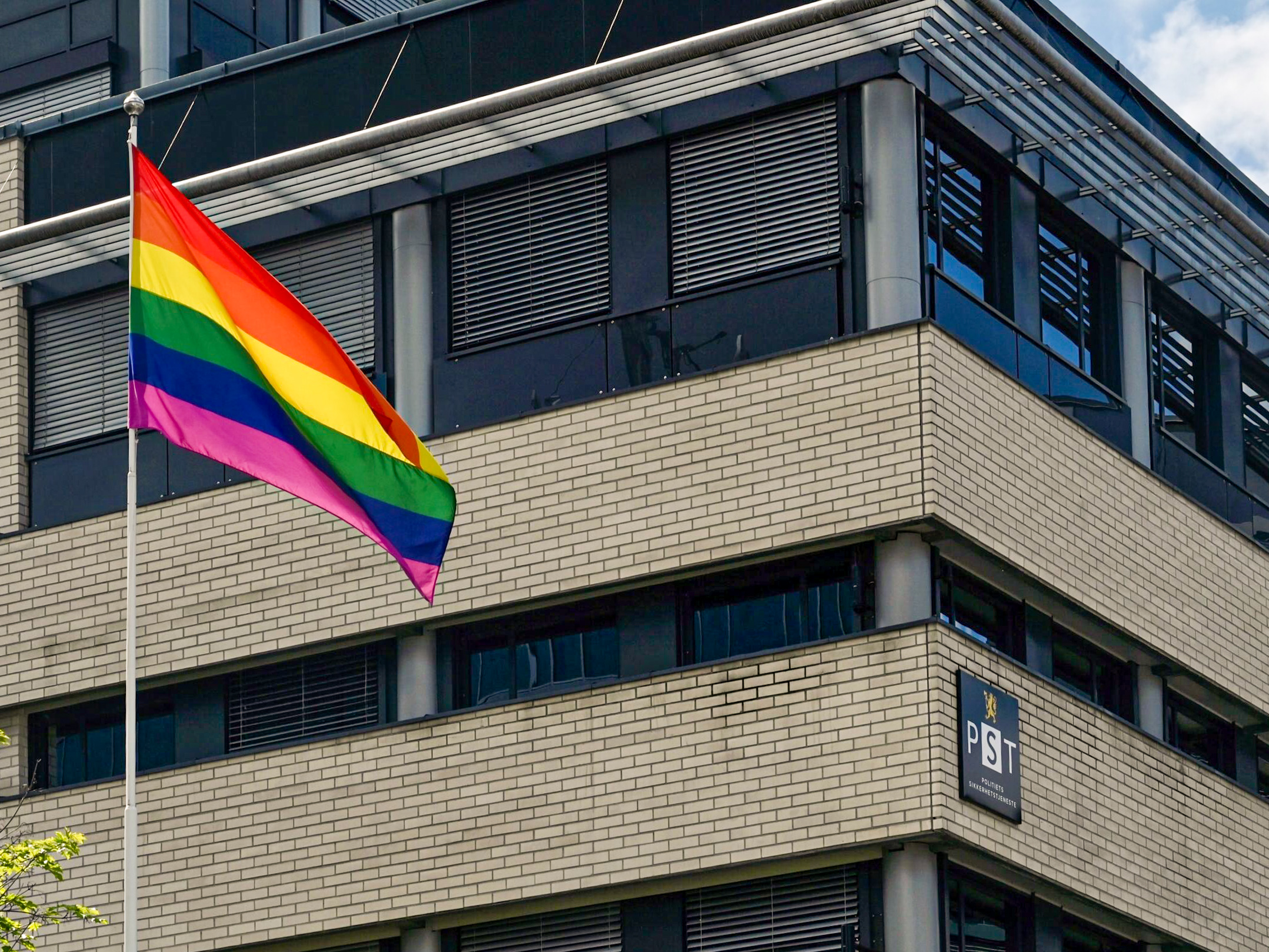 Prideflagget vaier utenfor PSTs kontorer i hele juni. (Foto: Geir Bergersen Huse.) 4:3