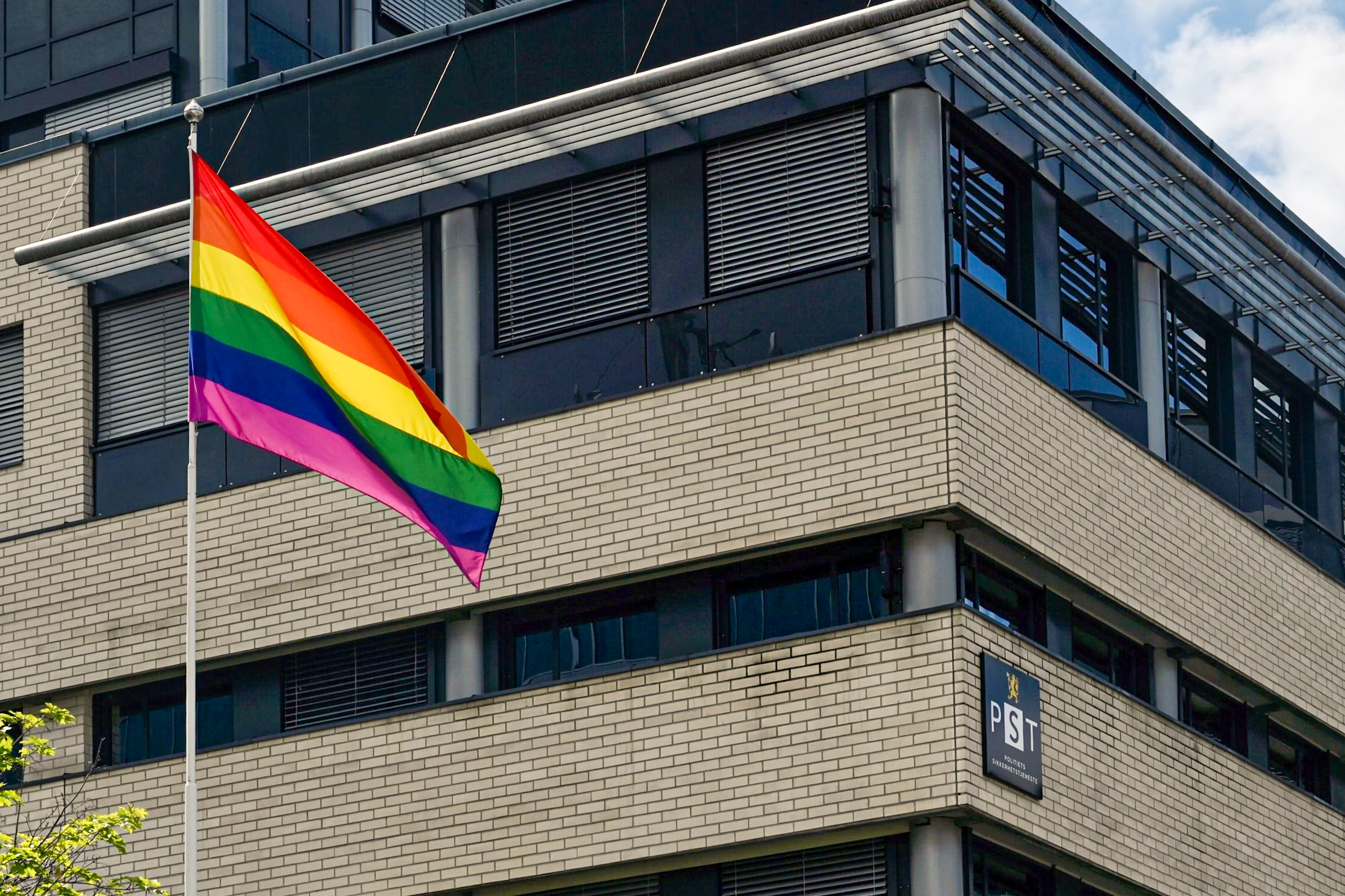 Prideflagget vaier utenfor PSTs kontorer i hele juni. (Foto: Geir Bergersen Huse.) 3:2