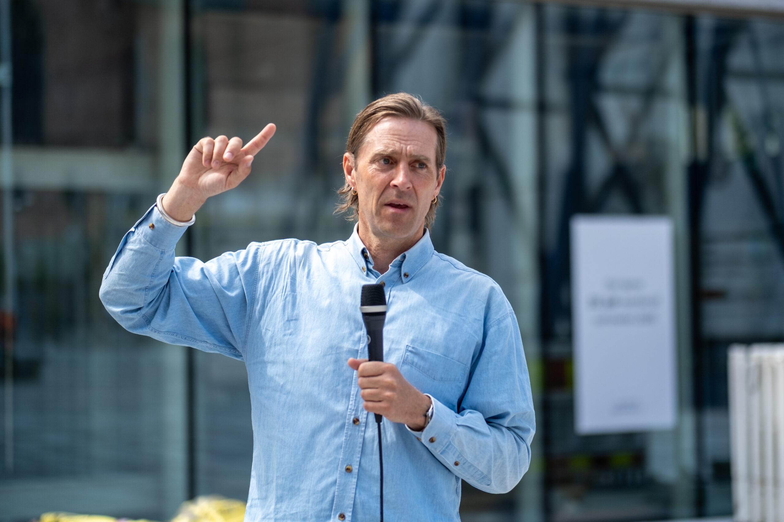 Matias Faldbakken, «En opprettholdelse», Koro, minnested 22. juli, Regjeringskvartalet. (Foto: Geir Bergersen Huse.)