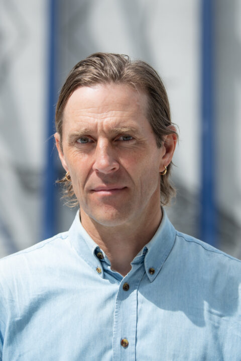 Matias Faldbakken, En opprettholdelse, Koro, minnested 22. juli, Regjeringskvartalet. (Foto: Niklas Hart.)