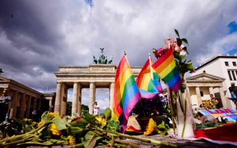 Flowers and rainbow flags placed in front of the Brandenburg Gate commemorating the victims of a car attack on Saturday's Pride March in Berlin, Germany, Monday, July 27, 2026. (Foto: AP/Markus Schreiber.)