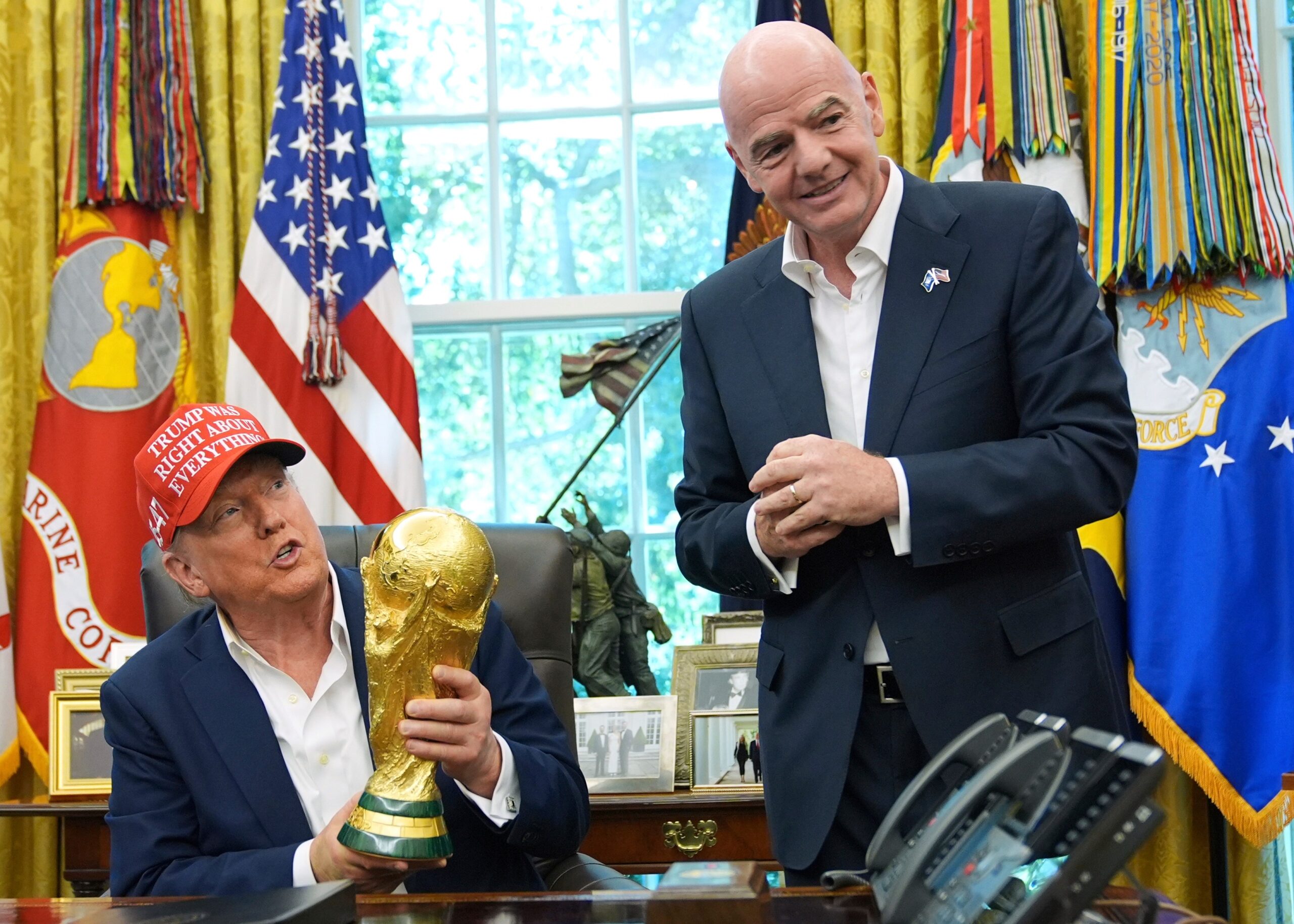 FILE - President Donald Trump holds the FIFA World Cup Winners Trophy as FIFA President Gianni Infantino looks on during an announcement in the Oval Office of the White House, Aug. 22, 2025, in Washington. (Foto: AP Photo/Jacquelyn Martin.)