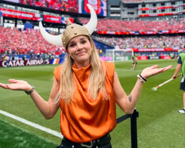 Pensjonert fotballspiller Andrine Stolsmo var en del av tv-teamet som fulgte herrelandslaget til VM i Nord-Amerika. (Skjermbilde: Instagram.)
