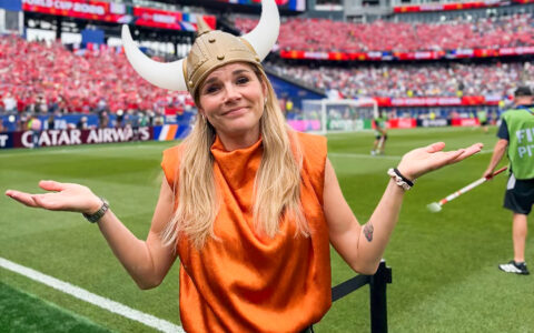 Pensjonert fotballspiller Andrine Stolsmo var en del av tv-teamet som fulgte herrelandslaget til VM i Nord-Amerika. (Skjermbilde: Instagram.)