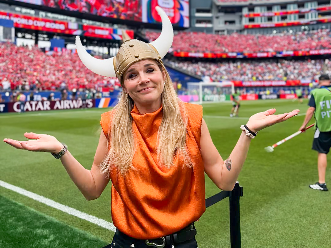 Pensjonert fotballspiller Andrine Stolsmo var en del av tv-teamet som fulgte herrelandslaget til VM i Nord-Amerika. (Skjermbilde: Instagram.)