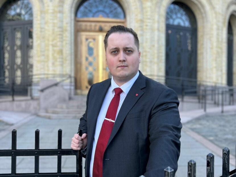 Stortingsrepresentant fra Rogaland, Morten Sandanger (AP), på Løvebakken. (Foto: Arbeiderpartiet.)
