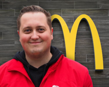 Stortingsrepresentant fra Rogaland, Morten Sandanger (AP), trivdes ikke i jobben på McDonald’s. (Kollasj: Subjekt.)