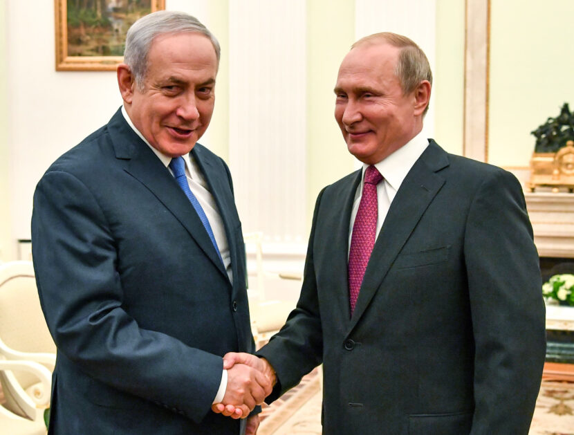 Tusenvis av migranter fra Marokko tok sge over til den spanske ekslaven Ceuta tidligre i sommer. Rundt 100 mennesker døde i forsøket. Benjamin Netanyahu og Vladimir Putin lyver om det, mener Spania. (Foto: Yuri Kadobnov.)