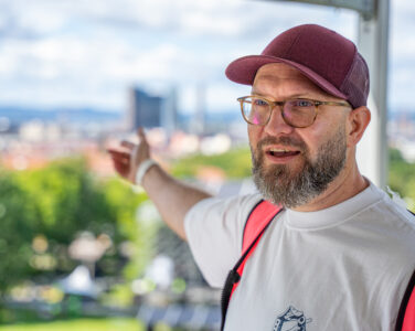 Daglig leder i Øya festivalen, Henry Leeves. Nå er det bare et par dager til det går av stabelen. (Foto: Iver Skrede.)