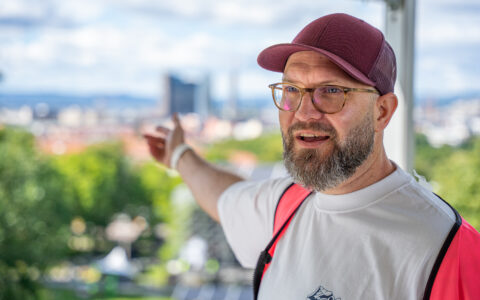 Daglig leder i Øya festivalen, Henry Leeves. Nå er det bare et par dager til det går av stabelen. (Foto: Iver Skrede.)