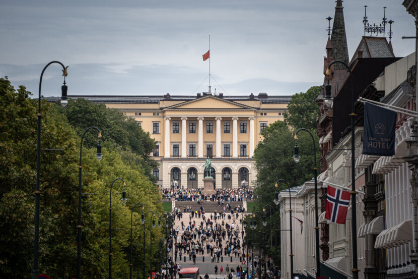 Folk har samlet seg på Slottsplassen for å sørge over kong Harald og vise sin respekt. (Foto: Iver Skrede/Subjekt)