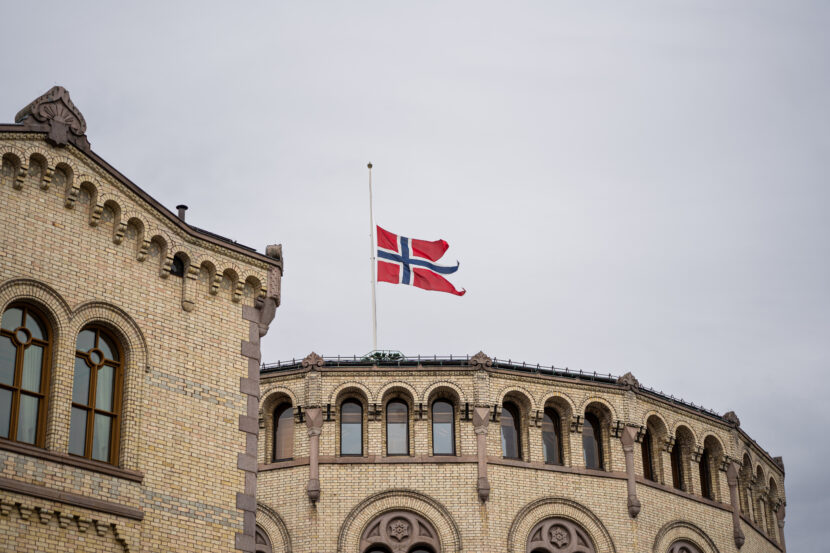 Det norske flagget vaier på halv stang på Stortinget etter kong Haralds bortgang. (Foto: Iver Skrede / Subjekt.)