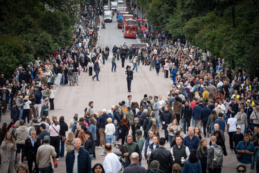 Folk har samlet seg på Slottsplassen for å sørge over kong Harald og vise sin respekt. (Foto: Iver Skrede/Subjekt)