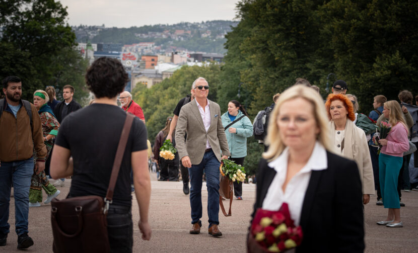 Folk har samlet seg på Slottsplassen for å sørge over kong Harald og vise sin respekt. (Foto: Iver Skrede/Subjekt)