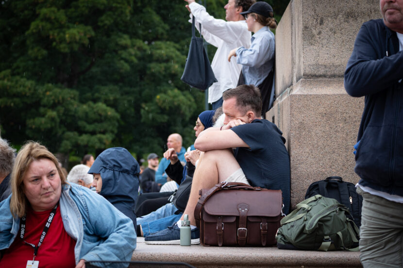 Folk har samlet seg på Slottsplassen for å sørge over kong Harald og vise sin respekt. (Foto: Iver Skrede/Subjekt)