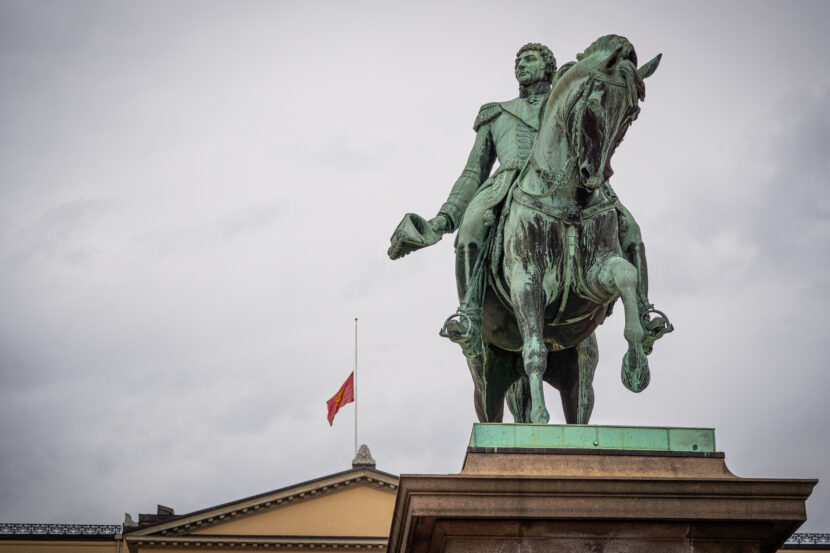 Karl Johan-monumentet foran Slottet, der flagget vaier på halv stang etter kong Haralds bortgang. (Foto: Iver Skrede / Subjekt.)
