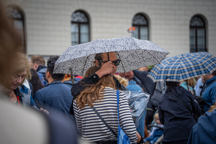 Folk har samlet seg på Slottsplassen for å sørge over kong Harald og vise sin respekt. (Foto: Iver Skrede/Subjekt)