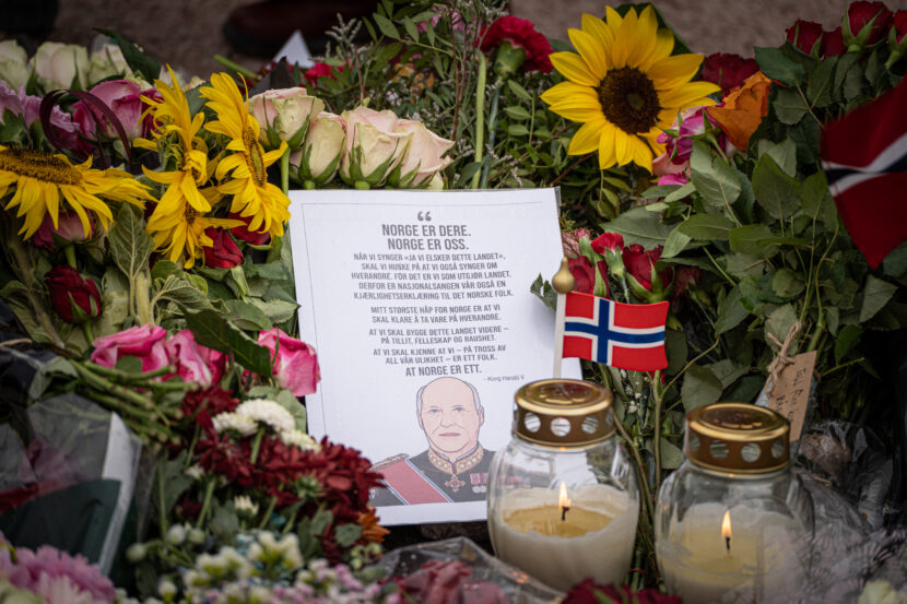 Blomster, tente lys og norske flagg er lagt ned på Slottsplassen til minne om kong Harald. (Foto: Iver Skrede / Subjekt.)