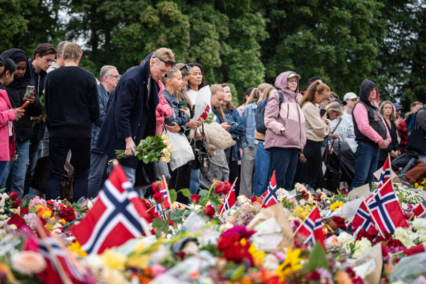 Folk har samlet seg på Slottsplassen for å sørge over kong Harald og vise sin respekt. (Foto: Iver Skrede/Subjekt)