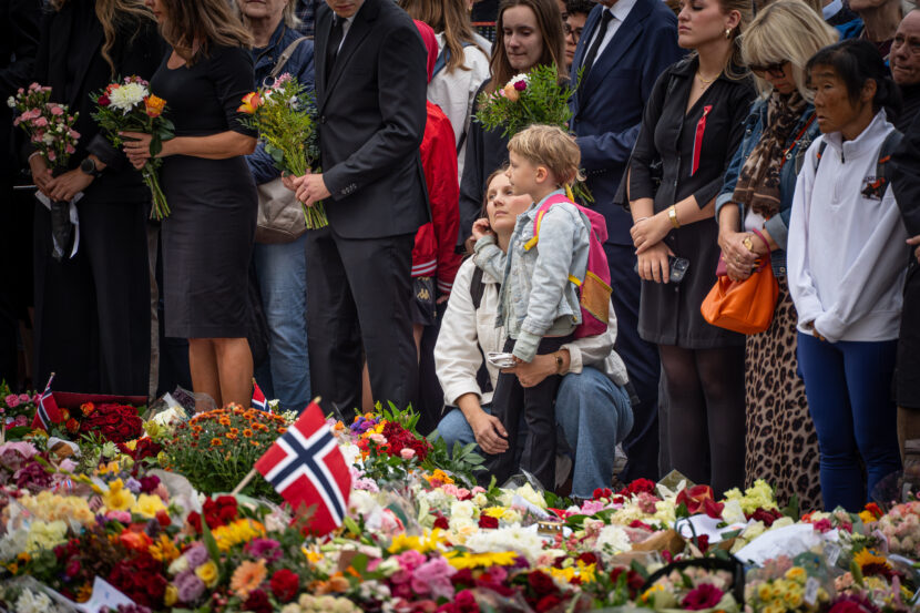 Folk har samlet seg på Slottsplassen for å sørge over kong Harald og vise sin respekt. (Foto: Iver Skrede/Subjekt)