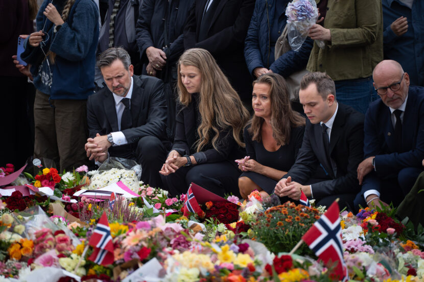 Representanter fra KRF, blant andre partileder Dag-Inge Ulstein, møtte også opp i dag. (Foto: Iver Skrede/Subjekt.)