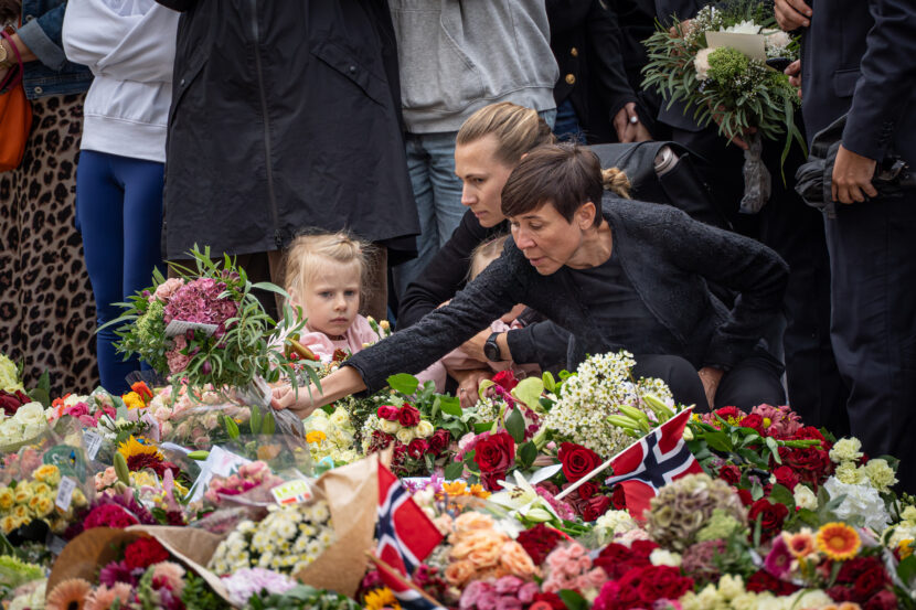 Høyre-leder Ine Eriksen Søreide la også ned blomster på Slottsplassen i dag. (Foto: Iver Skrede / Subjekt.)