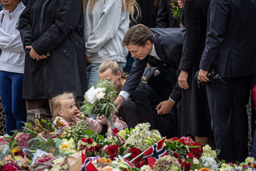 Unge Høyre-leder Ola Svenneby la også ned blomster på Slottsplassen i dag. (Foto: Iver Skrede / Subjekt.)