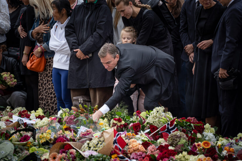 Henrik Asheim la også ned blomster på Slottsplassen i dag. (Foto: Iver Skrede / Subjekt.)