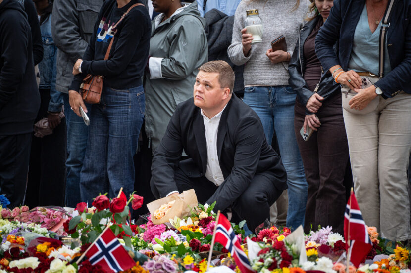 AUF-leder Gaute Børstad Skjervø var blant dem som kom til Slottsplassen for å legge ned blomster til minne om kong Harald. (Foto: Iver Skrede / Subjekt.)