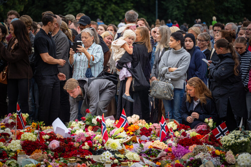 Folk har samlet seg på Slottsplassen for å sørge over kong Harald og vise sin respekt. (Foto: Iver Skrede/Subjekt)