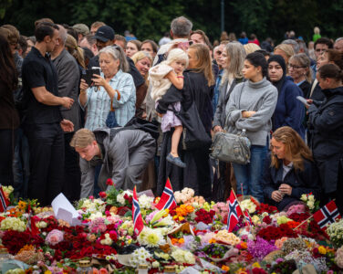 Folk har samlet seg på Slottsplassen for å sørge over kong Harald og vise sin respekt. (Foto: Iver Skrede/Subjekt)