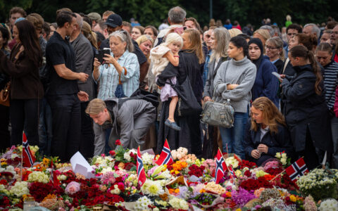 Folk har samlet seg på Slottsplassen for å sørge over kong Harald og vise sin respekt. (Foto: Iver Skrede/Subjekt)