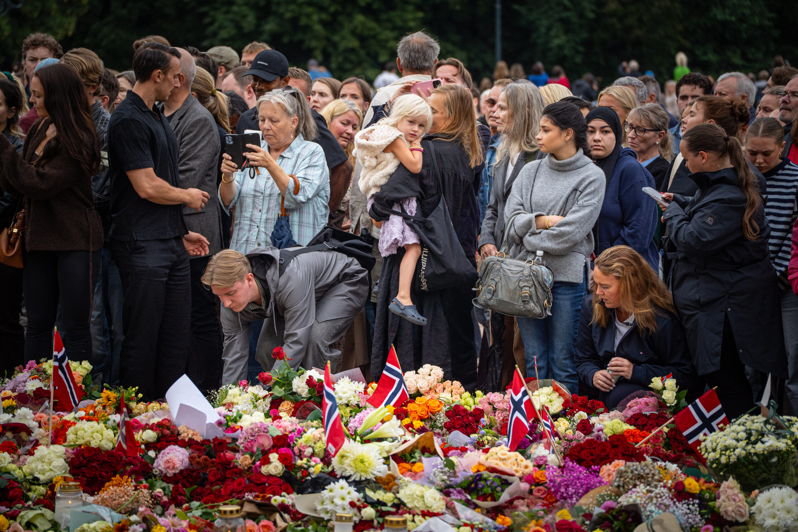 Folk har samlet seg på Slottsplassen for å sørge over kong Harald og vise sin respekt. (Foto: Iver Skrede/Subjekt)