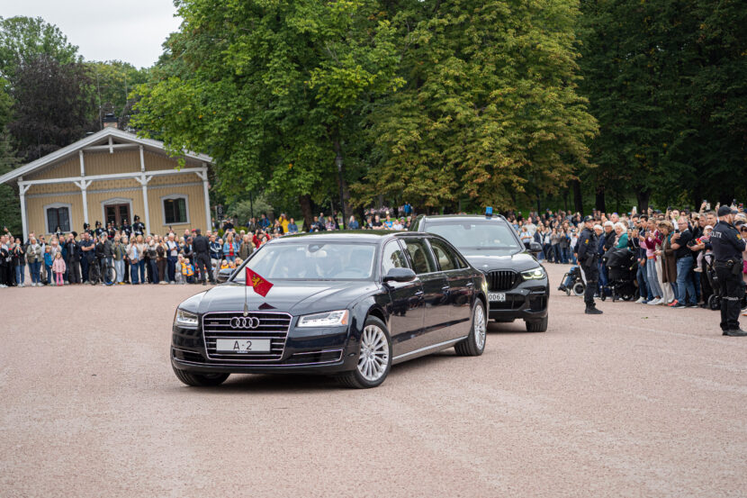 Norges nye konge, Haakon VIII, ankom Slottsplassen sammen med kronprinsesse Ingrid Alexandra. (Foto: Iver Skrede / Subjekt.)
