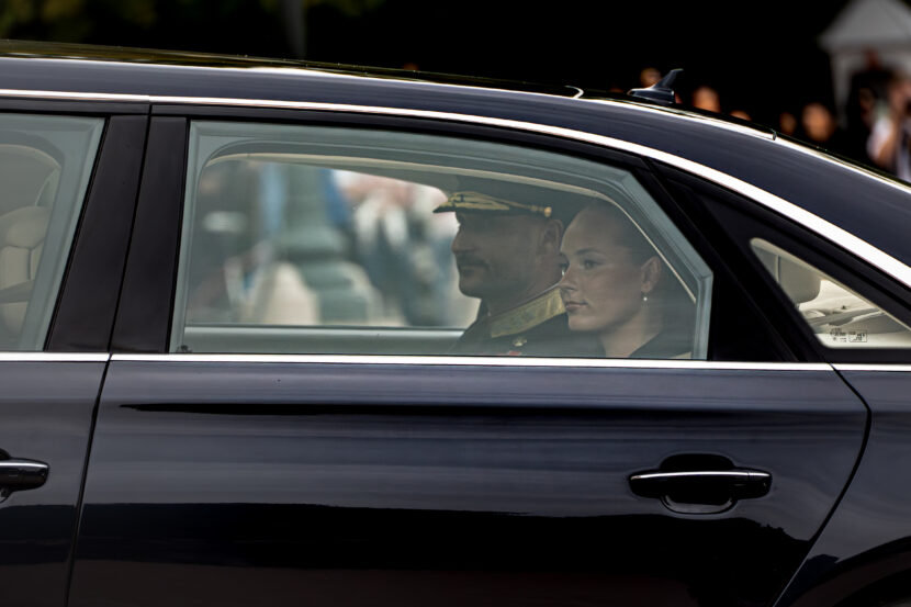 Norges nye konge, Haakon VIII, ankom Slottsplassen sammen med kronprinsesse Ingrid Alexandra. (Foto: Iver Skrede / Subjekt.)