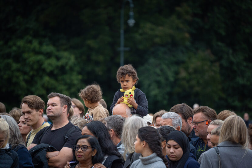 Folk har samlet seg på Slottsplassen for å sørge over kong Harald og vise sin respekt. (Foto: Iver Skrede/Subjekt)