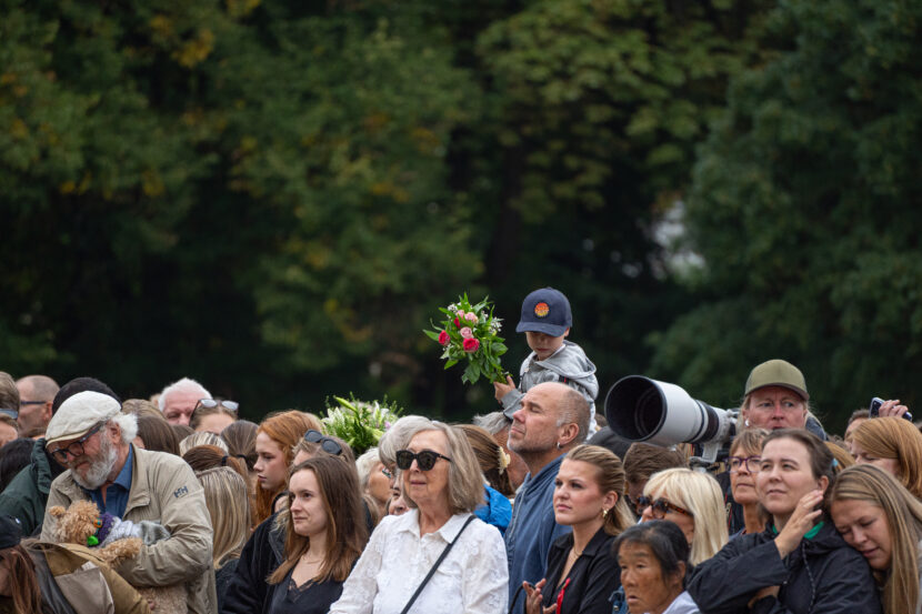 Folk har samlet seg på Slottsplassen for å sørge over kong Harald og vise sin respekt. (Foto: Iver Skrede/Subjekt)