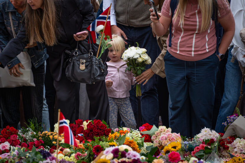Folk har samlet seg på Slottsplassen for å sørge over kong Harald og vise sin respekt. (Foto: Iver Skrede/Subjekt)
