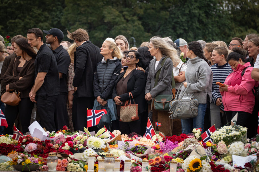 Folk har samlet seg på Slottsplassen for å sørge over kong Harald og vise sin respekt. (Foto: Iver Skrede/Subjekt)