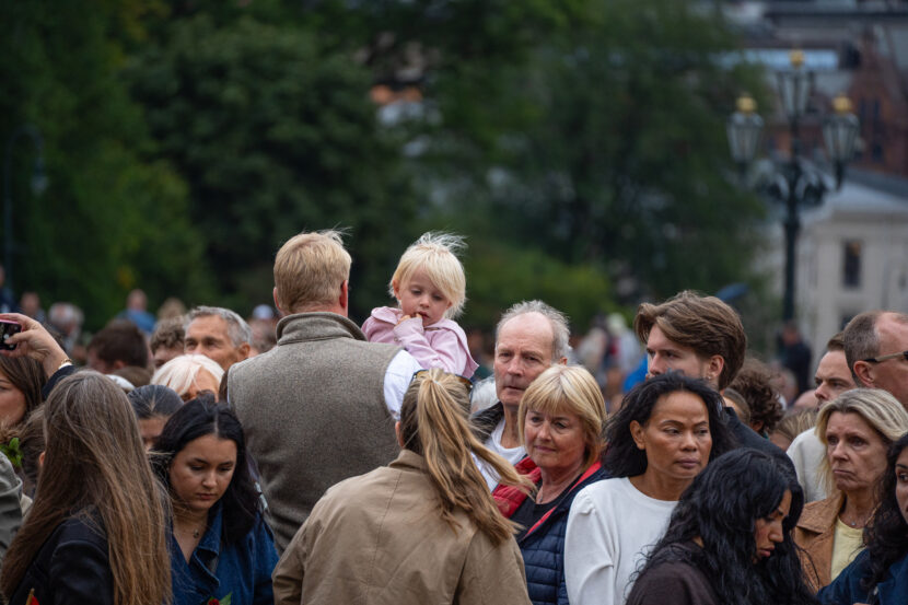 Folk har samlet seg på Slottsplassen for å sørge over kong Harald og vise sin respekt. (Foto: Iver Skrede/Subjekt)