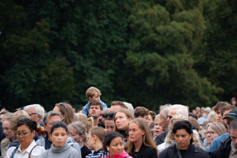 Folk har samlet seg på Slottsplassen for å sørge over kong Harald og vise sin respekt. (Foto: Iver Skrede/Subjekt)
