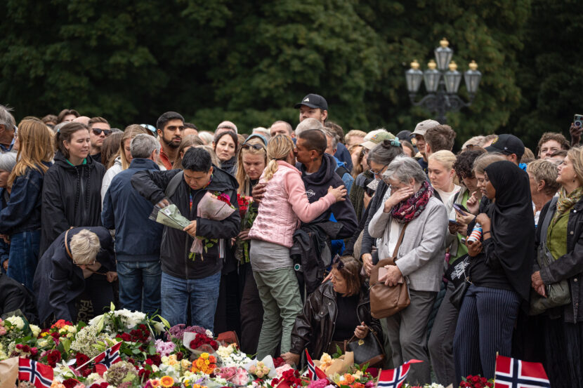Folk har samlet seg på Slottsplassen for å sørge over kong Harald og vise sin respekt. (Foto: Iver Skrede/Subjekt)