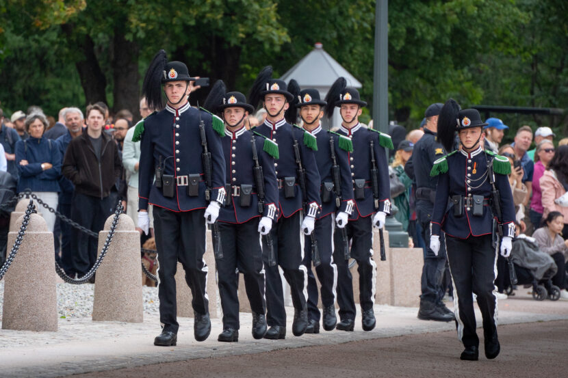 Hans Majestet Kongens Garde på plass utenfor Slottet på den historiske dagen. (Foto: Iver Skrede / Subjekt.)